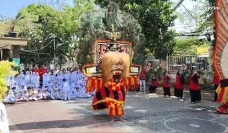 SD Khadijah Pandegiling Surabaya Tutup MPLS dengan Pertunjukan Reog