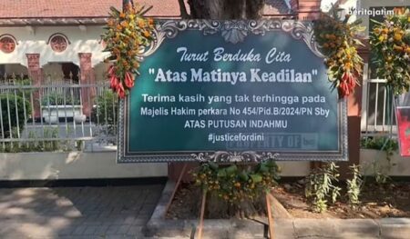 Inilah Video Karangan Bunga yang Penuhi PN Surabaya