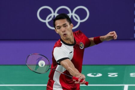 Aksi Jonatan Christie ketika kalah dari Lakshya Sen (India) dengan skor 18-21 dan 12-di Port de la Chapelle Arena, Rabu (31/7/2024). [Foto: PBSI/Badmintonphoto/Yohan Nonotte]