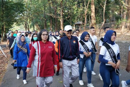 Pj Wali Kota Kediri Ikuti Jalan Sehat Peringatan Hari Keluarga Nasional ke-31