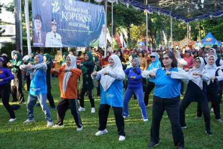 Pj Wali Kota Kediri Berangkatkan dan Ikuti Jalan Sehat Hari Koperasi ke-77 foto beritajatim