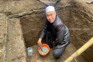 Abah Anton Letakan Batu Pertama Perluasan Masjidil Halal Bumiayu Kota Malang Abah Anton saat peletakan batu pertama perluasan Masjidil Halal Bumiayu Kota Malang