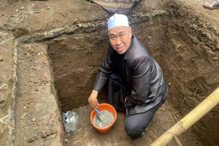 Abah Anton saat peletakan batu pertama perluasan Masjidil Halal Bumiayu Kota Malang