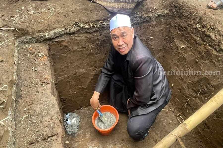 Abah Anton saat peletakan batu pertama perluasan Masjidil Halal Bumiayu Kota Malang
