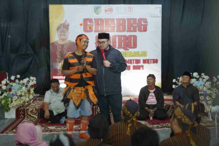 Bupati Kediri Beri Hadiah Petani Milenial di Acara Sedekah Bumi Bupati Kediri Beri Hadiah Petani Milenial di Acara Sedekah Bumi