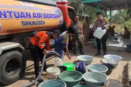 Distribusi air bersih di Dusun Sumberwaru, Desa Klekean, Kecamatan Botolinggo, Kabupaten Bondowoso, Senin (1/7/2024). (Foto: BPBD)