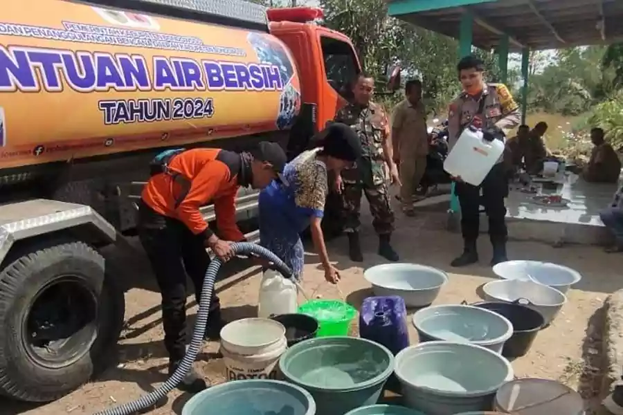 Distribusi air bersih di Dusun Sumberwaru, Desa Klekean, Kecamatan Botolinggo, Kabupaten Bondowoso, Senin (1/7/2024). (Foto: BPBD)