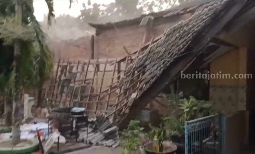 Atap ruang guru di SMP Negeri 1 Senori Tuban ambruk.