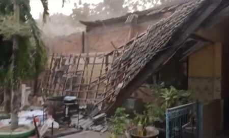 Atap SMPN 1 Senori Tuban Tiba-Tiba Ambruk, Kondisi Rusak Parah Atap ruang guru di SMP Negeri 1 Senori Tuban ambruk.