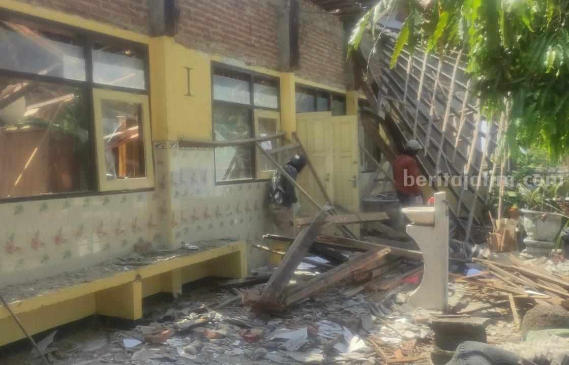 Atap ruang guru di SMP Negeri 1 Senori Tuban ambruk.