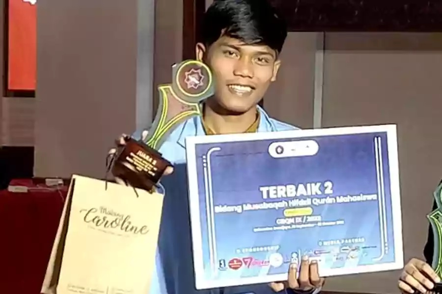 Abdul Aziz saat menyabet juara terbaik 2 di UB Malang.