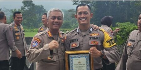 Anggota Bhabinkamtibmas Desa Sukoanyar, Lucky Ardian Sya bersama Direktut Pembinaan Masyarakat, Polda Jatim, Kombes Pol Asep Irpan Rosadi. [Foto : ist]