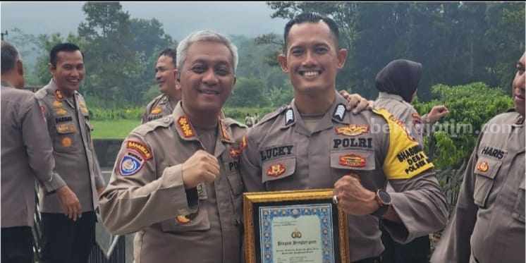 Anggota Bhabinkamtibmas Desa Sukoanyar, Lucky Ardian Sya bersama Direktut Pembinaan Masyarakat, Polda Jatim, Kombes Pol Asep Irpan Rosadi. [Foto : ist]