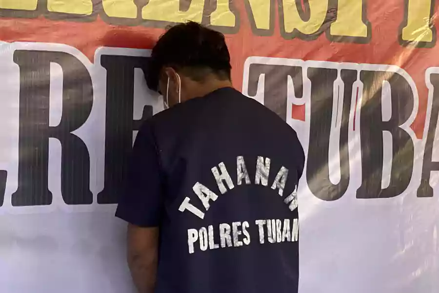 Terduga pelaku penganiayaan terhadap pegawai Perhutani saat kepergok curi kayu. [Foto: Diah Ayu/Beritajatim.com]