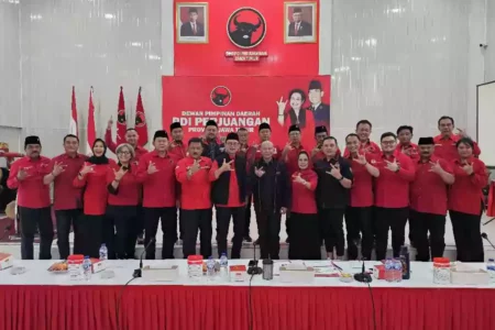 Tinggal Tunggu Penandatanganan, Bambang Kawit Peroleh Rekom Cawali Blitar dari PDIP Bambang Kawit bersama calon kepala daerah lain menjalani pemantapan di DPD PDIP Jawa Timur, Jumat (26/07/2024). (foto : Istimewa/beritajatim.com)