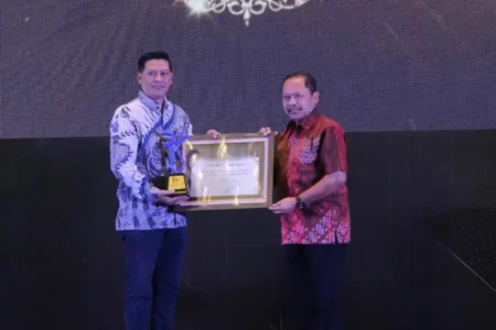 Bank Jatim Raih BUMD Inovatif dari Radar Surabaya Award 2024 foto beritajatim