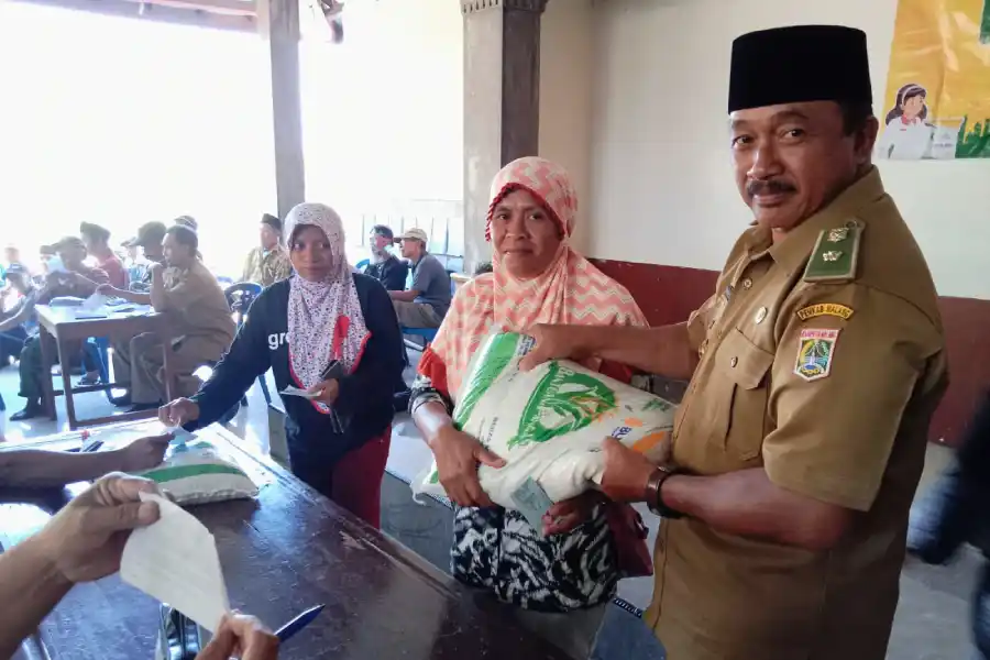 Ratusan Warga Prasejahtera di Malang Terima Bantuan Beras foto beritajatim