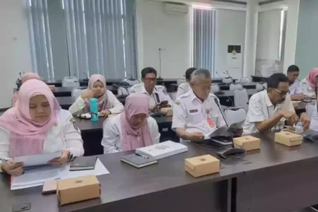 Badan Perencanaan Pembangunan Daerah (Bappeda) Penelitian dan Pengembangan (Litbang) Tuban saat menyampaikan laporan KUA PPAS untuk tahun 2025. [Foto: Diah Ayu/Beritajatim.com]