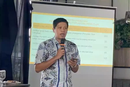 Koordinator Divisi Pencegahan, Partisipasi Masyarakat dan Hubungan Masyarakat Bawaslu Tuban, Nabrisi Rohid saat menyampaikan laporan hasil temuan. [foto: Diah Ayu/beritajatim.com]