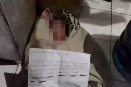 Kondisi bayi perempuan baru lahir yang ditemu warga Surabaya (dok. Polsek Sukolilo for beritajatim.com)