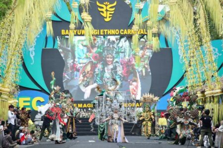Salah seorang talent parade busana etnik kontemporer bertajuk Banyuwangi Ethno Carnival (BEC) saat tampil di catwalk utama jalan utara Taman Blambangan, tahun lalu. (dok)