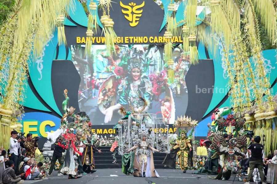 Salah seorang talent parade busana etnik kontemporer bertajuk Banyuwangi Ethno Carnival (BEC) saat tampil di catwalk utama jalan utara Taman Blambangan, tahun lalu. (dok)