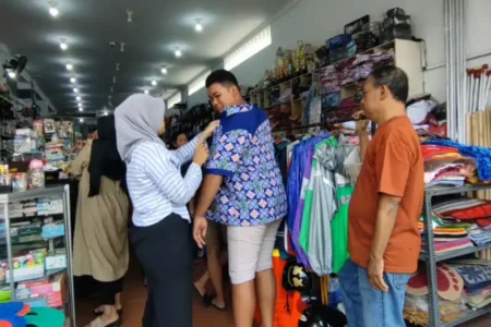 Pembagian Seragam Gratis Pemkot Blitar Molor, Siswa Pakai Baju Lama foto beritajatim