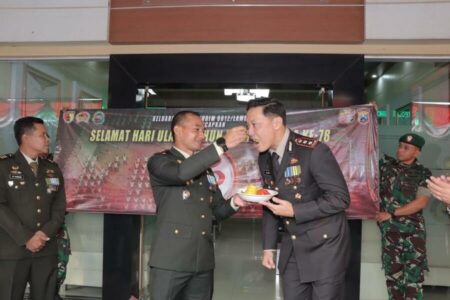 HUT Bhayangkara ke-78, Dandim Beri Kejutan ke Kapolres Lamongan Dandim 0812/Lamongan, Letkol Arm Ketut Wira Purbawan, menyuapi Kapolres Lamongan, AKBP Bobby Adimas Condroputra, usai memberikan kejutan dalam rangka HUT Bhayangkara ke-78, di Mapolres Lamongan, Senin (1/7/2024).
