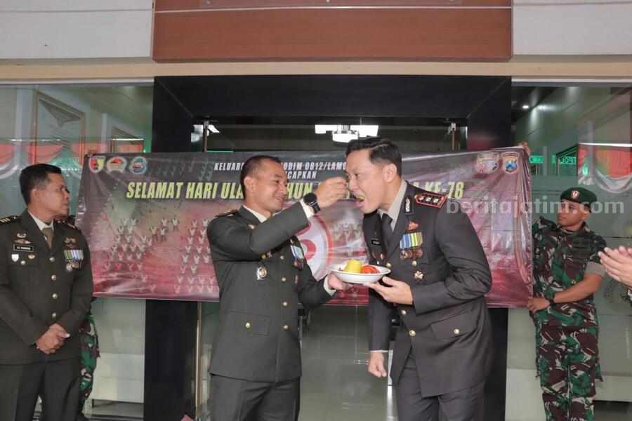 Dandim 0812/Lamongan, Letkol Arm Ketut Wira Purbawan, menyuapi Kapolres Lamongan, AKBP Bobby Adimas Condroputra, usai memberikan kejutan dalam rangka HUT Bhayangkara ke-78, di Mapolres Lamongan, Senin (1/7/2024).