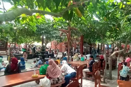 Kampung Coklat Blitar ramai dikunjungi wisatawan di masa libur sekolah, Sabtu (6/7/2024). (Foto : Winanto/beritajatim.com)