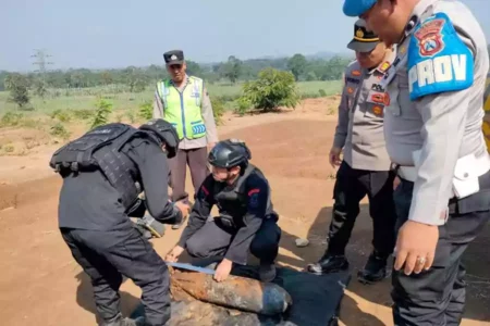 Sebuah bom jenis Aircraft aktif peninggalan zaman perang ditemukan di Kecamatan Jabung, Kabupaten Malang.