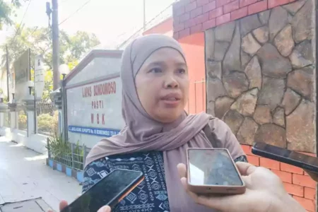 Kordiv Perencanaan, Data dan Informasi KPU Kabupaten Bondowoso, Imroatul Husnah diwawancarai media. (Deni Ahmad Wijaya/BeritaJatim.com)