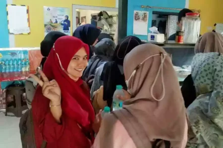 Mahasiswa mengantre di warung Bu Jutek.