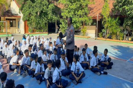 Begini Cara Polres Lamongan Edukasi Bahaya Narkoba hingga Bullying di MPLS Anggota Polres Lamongan memberikan edukasi kepada peserta Masa Pengenalan Lingkungan Sekolah (MPLS) di SMP Negeri 4 Lamongan.