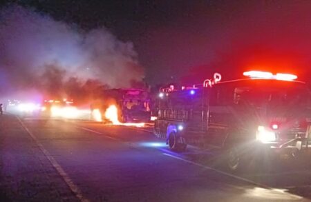 Bus Berisi 32 Penumpang Terbakar di Tol Jombang, Begini Kronologinya foto beritajatim