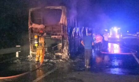 Bus Terbakar di Tol Jombang Dipicu Korsleting Listrik, Barang Milik Penumpang Ludes foto beritajatim