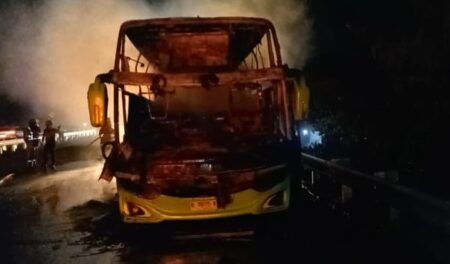 Kesaksian Sopir saat Bus Gunung Harta Terbakar Hebat di Tol Jombang foto beritajatim