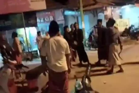 Potongan gambar dua warga Bangkalan sedang cekcok.