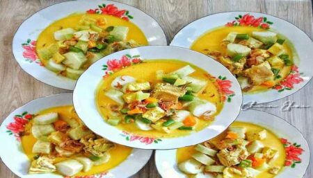 Lontong Sayur Legendaris Kecintaan Anak UNEJ, Maba Wajib Coba! Ilustrasi lontong sayur (akun Instagram @chun_efri)