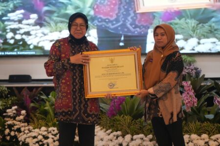 Neng Cicah Kurniawati Terharu Terima Bantuan Mensos Risma, Ada Apa? Neng Cicah Kurniawati Terharu Terima Bantuan Mensos Risma