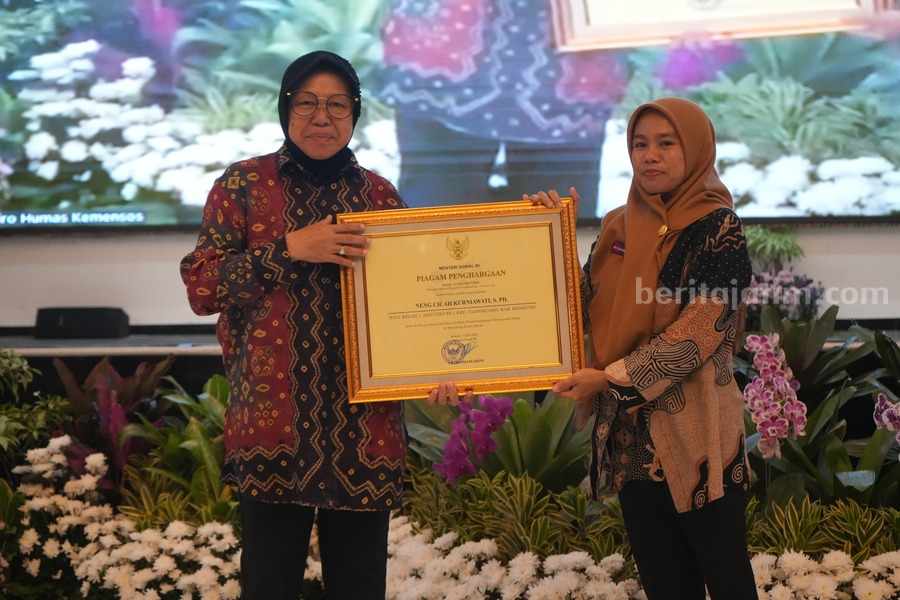Neng Cicah Kurniawati Terharu Terima Bantuan Mensos Risma