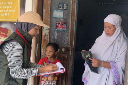 Proses Coklit data pemilih yang dilakukan Pantarlih di Kecamatan Mantup, Kabupaten Lamongan.