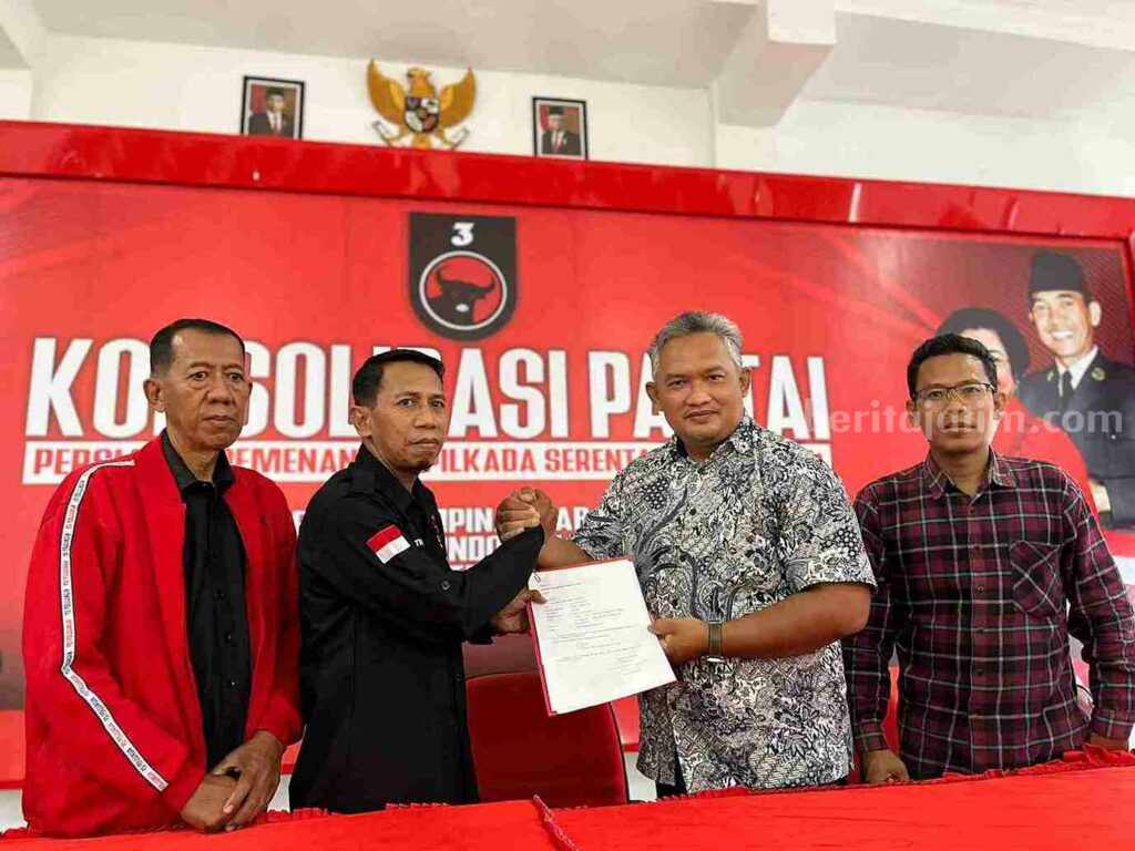 Ingin Jadi Wakil Mas Dhito di Pilbup Kediri, Dokter Ari Serahkan Berkas Pendaftarkan ke PDIP.