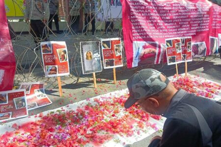 Demo Vonis Bebas Ronald Tannur di PN Surabaya, Hakim Damanik Akan Dilaporkan ke KPK Aksi Demo LBH Buruh di PN Surabaya Soal Vonis Bebas Ronald Tannur (dok. Rama Indra/beritajatim.com)