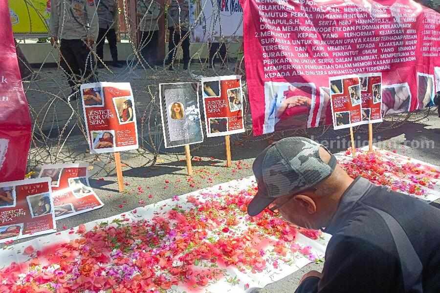 Aksi Demo LBH Buruh di PN Surabaya Soal Vonis Bebas Ronald Tannur (dok. Rama Indra/beritajatim.com)