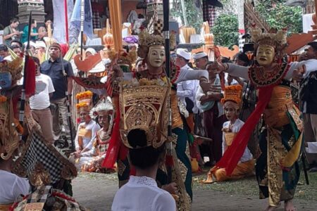 Pertunjukan Tari Topeng Dedari Bali