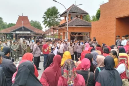 Buruh Demo di Depan Pemkab Mojokerto, Ini Tuntutannya foto beritajatim