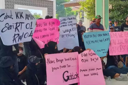 Warga Surabaya Demo Lurah Mundur dari Jabatan, Gara Gara Masalah KK Warga Demo Lurah Untuk Mundur dari Jabatan (Beritajatim.com/Ist)