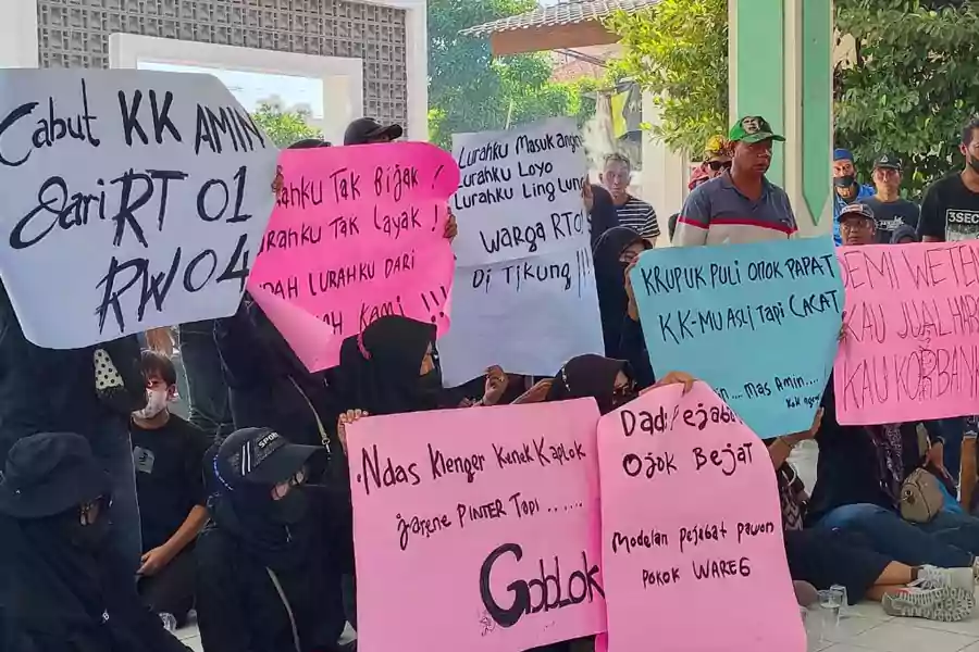 Warga Demo Lurah Untuk Mundur dari Jabatan (Beritajatim.com/Ist)