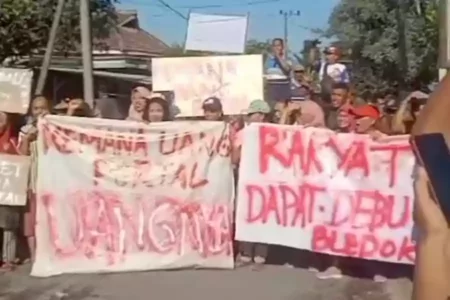 Warga Lumajang Protes dan Blokir Jalan Rusak, Tuntut 4 Hal Ini Warga tutup jalan rusak sebagai protes kepada pemerintah desa